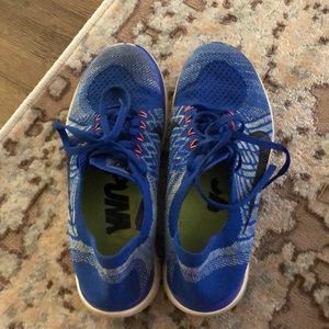 blue nike free flyknit tennis shoes